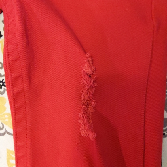 Red hot VIP jean capris - Picture 5 of 7